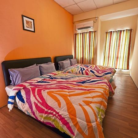 A Pousada Harbourside Backpackers Sandakan Exterior foto