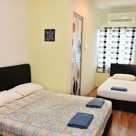 A Pousada Harbourside Backpackers Sandakan Exterior foto