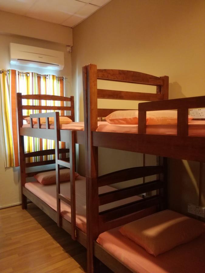 A Pousada Harbourside Backpackers Sandakan Exterior foto
