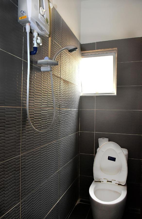 A Pousada Harbourside Backpackers Sandakan Exterior foto