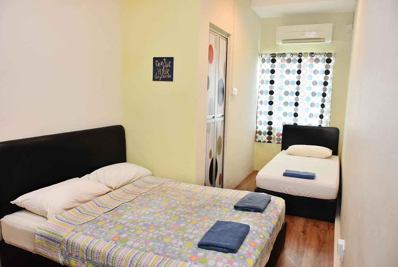 A Pousada Harbourside Backpackers Sandakan Exterior foto