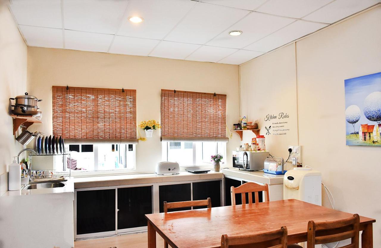 A Pousada Harbourside Backpackers Sandakan Exterior foto