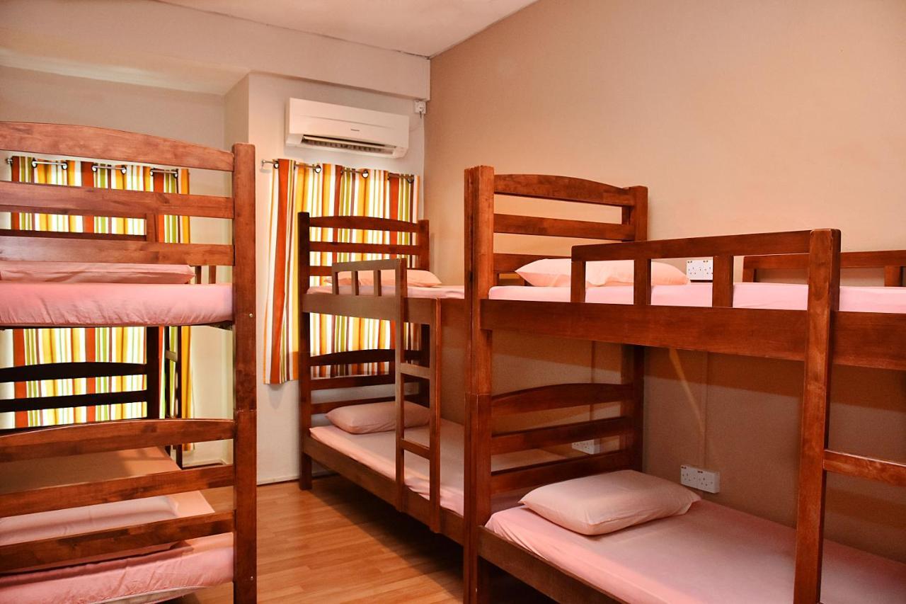 A Pousada Harbourside Backpackers Sandakan Exterior foto
