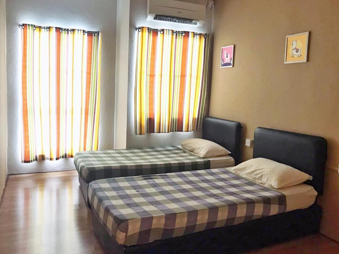 A Pousada Harbourside Backpackers Sandakan Exterior foto